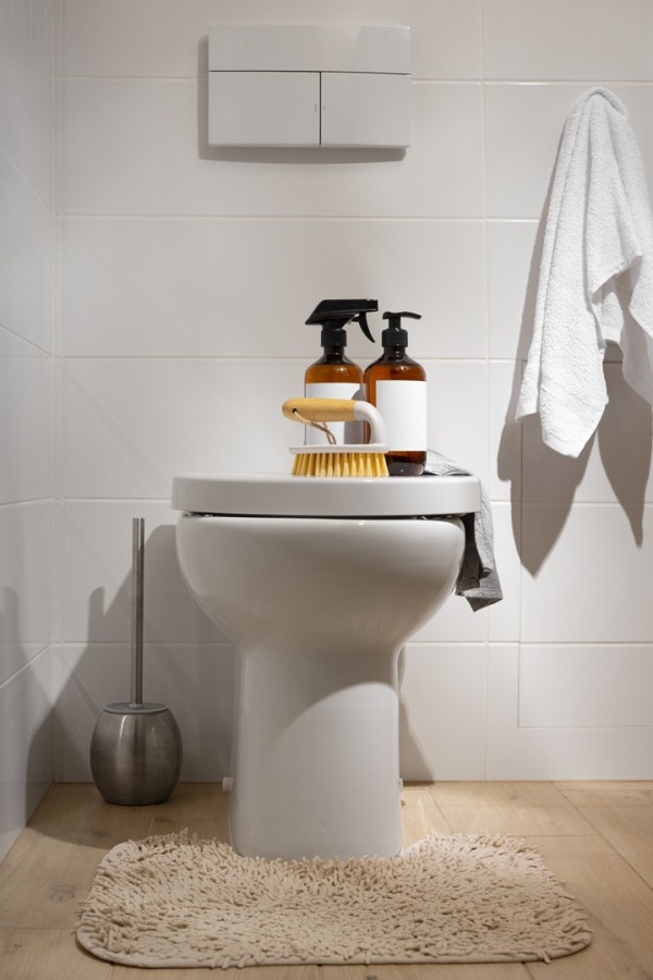 تنظيف المرحاض وتعطيره