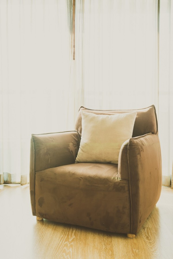 أريكة صغيرة منجدة