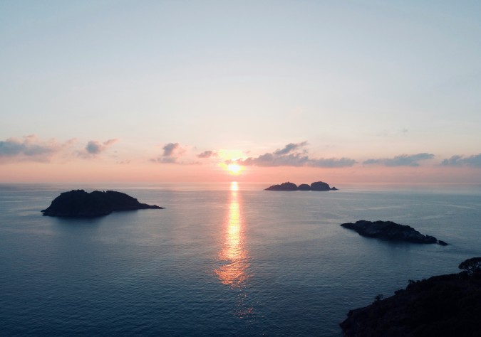 شاطئ في جزيرة ريدانج وقت المغيب