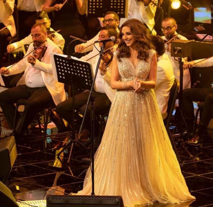 إطلالات أنغام بفساتين طويلة على المسرح