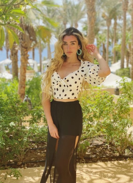 هنا الزاهد بإطلالة صيفية على البحر