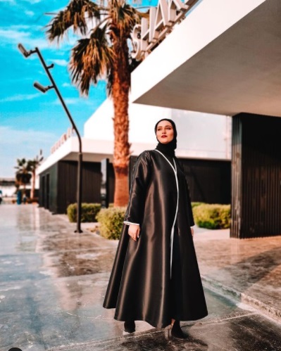 تنسيق العباية السوداء من وحي دلال الدوب