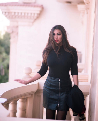 ياسمين صبري بتنورة جلد بسحاب أمامي