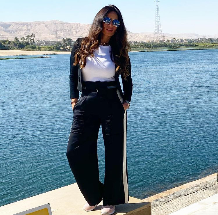 زينة بإطلالة كاجوال شتوية