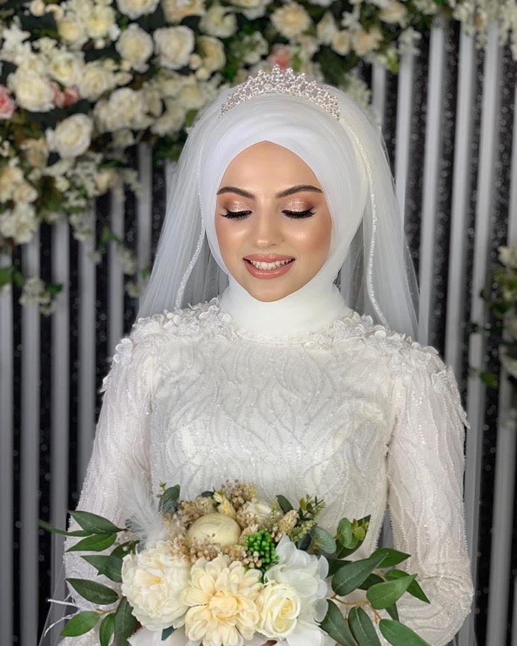 لفة الحجاب مع التاج وطرحة الزفاف
