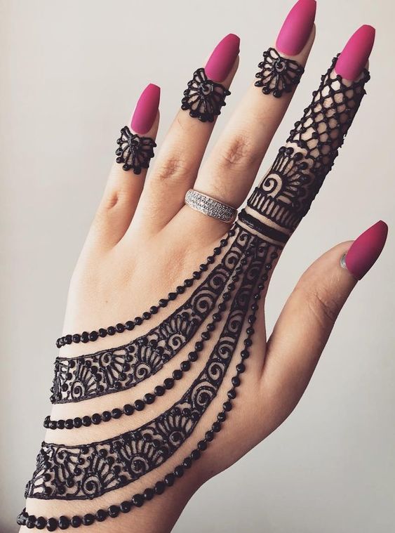 نقش الحناء على الأصابع