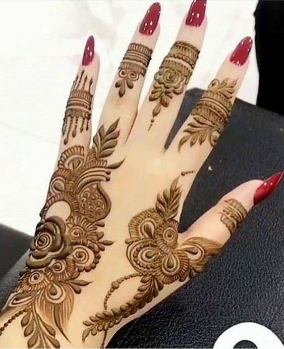 نقش الحناء برسم الورود وفروع الأشجار