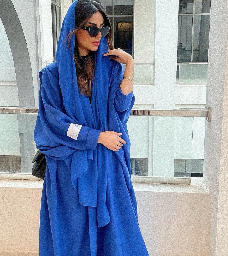 العبايات الخليجية من القطع المميزة التي لا تخلو منها خزانة أي امرأة عربية، ولأنها باتت تتنوع بالتصميمات والألوان لتواكب خطوط الموضة العالمية وتليق بكل الفتيات، قثد رصدنا لكِ من فاطمة الأنصاري عدة تصميمات مميزة.