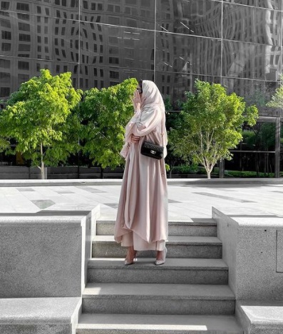 حقيبة كتف جلد سوداء من نوف التميمي