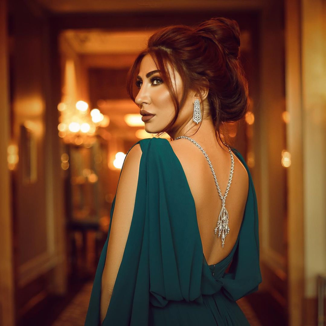مكياج سموكي مع تسريحة الكعكة الفوضوية