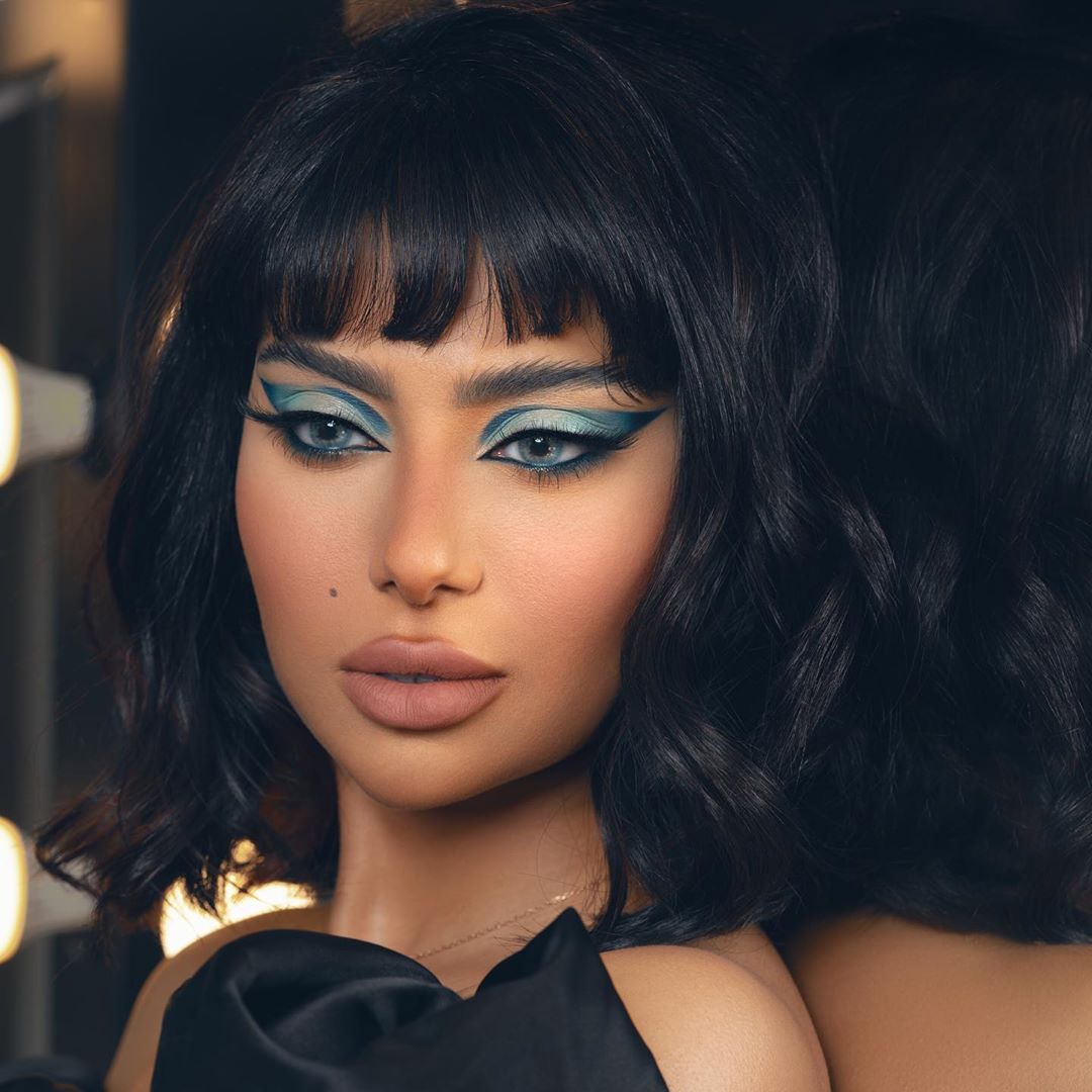 مكياج أزرق غرافيكي من شيلاء سبت