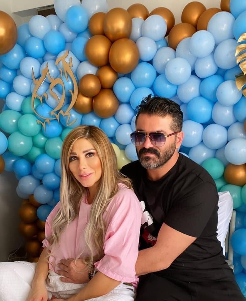 يزن السيد وزوجته لمى الرهونجي في المستشفى بعد ولادتها آدم