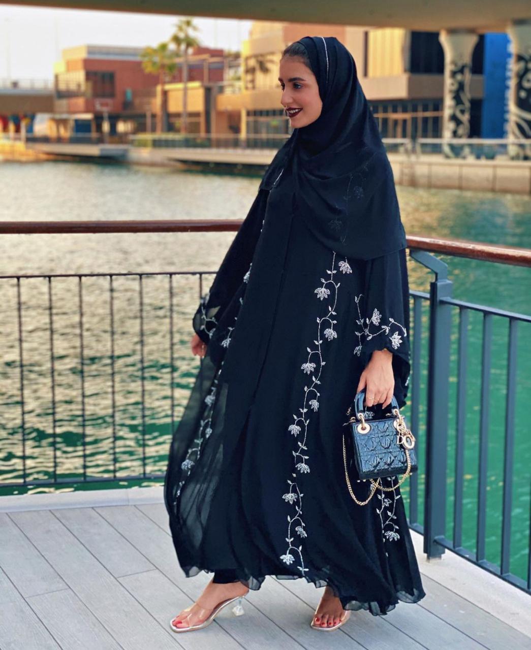 إطلالات خولة المراغي بعبايات الشيفون المطرزة