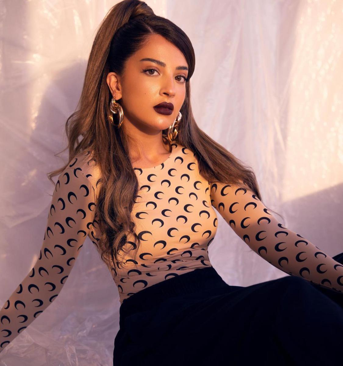 طلاء الشفاه الأسود من سوسن القاضي