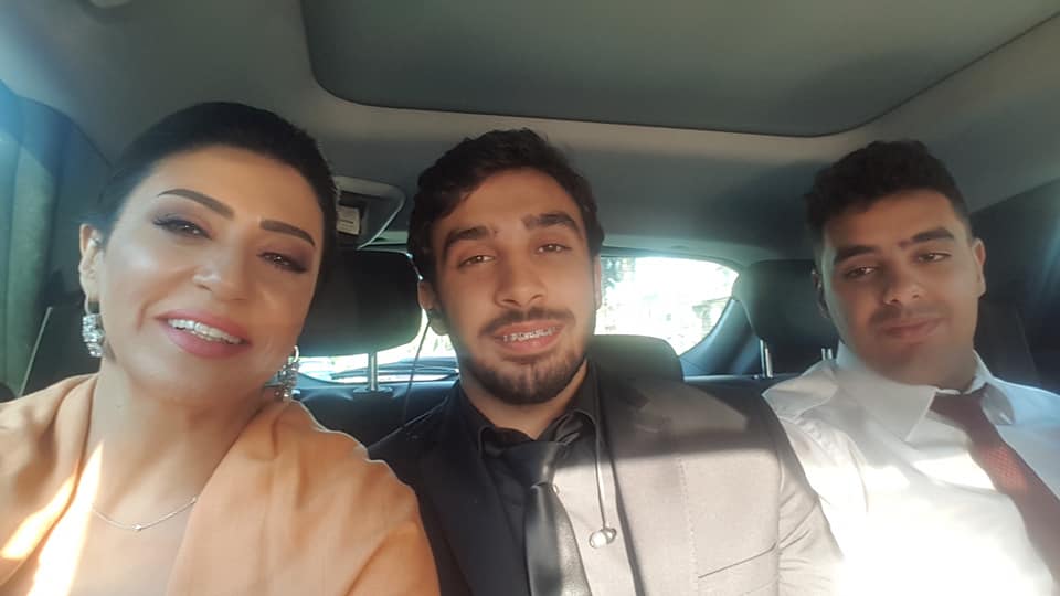 وفاء صادق برفقة نجلها نور الذي انتقل للمرحلة الجامعية