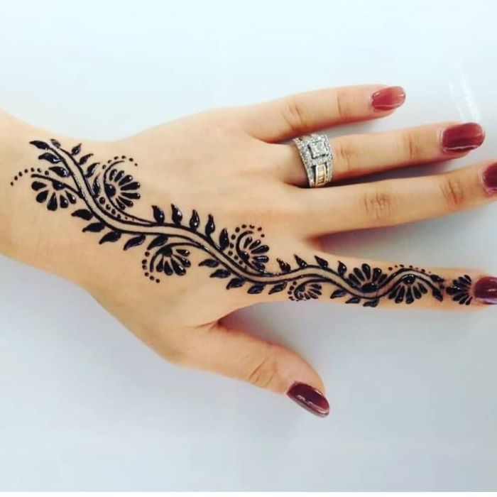 رسومات الحناء على الأصابع أو على الأظافر