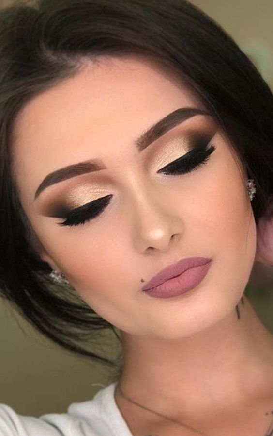 مكياج عروس سموكي ثقيل بالألوان الترابية