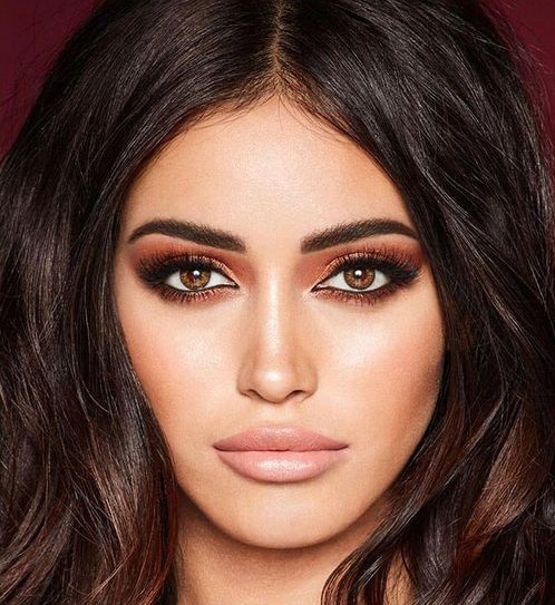 مكياج عيون ناعم بالألوان الترابية