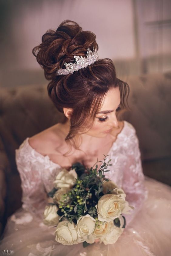 تسريحة الكعكة المرفوعة مع التاج