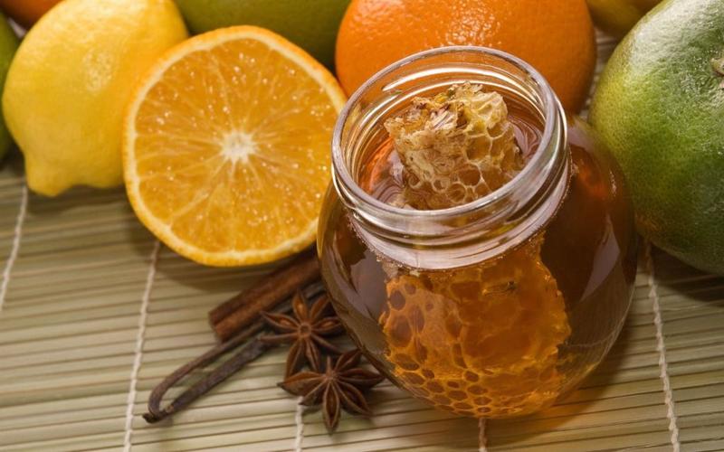 العسل والبرتقال مع الزبادي