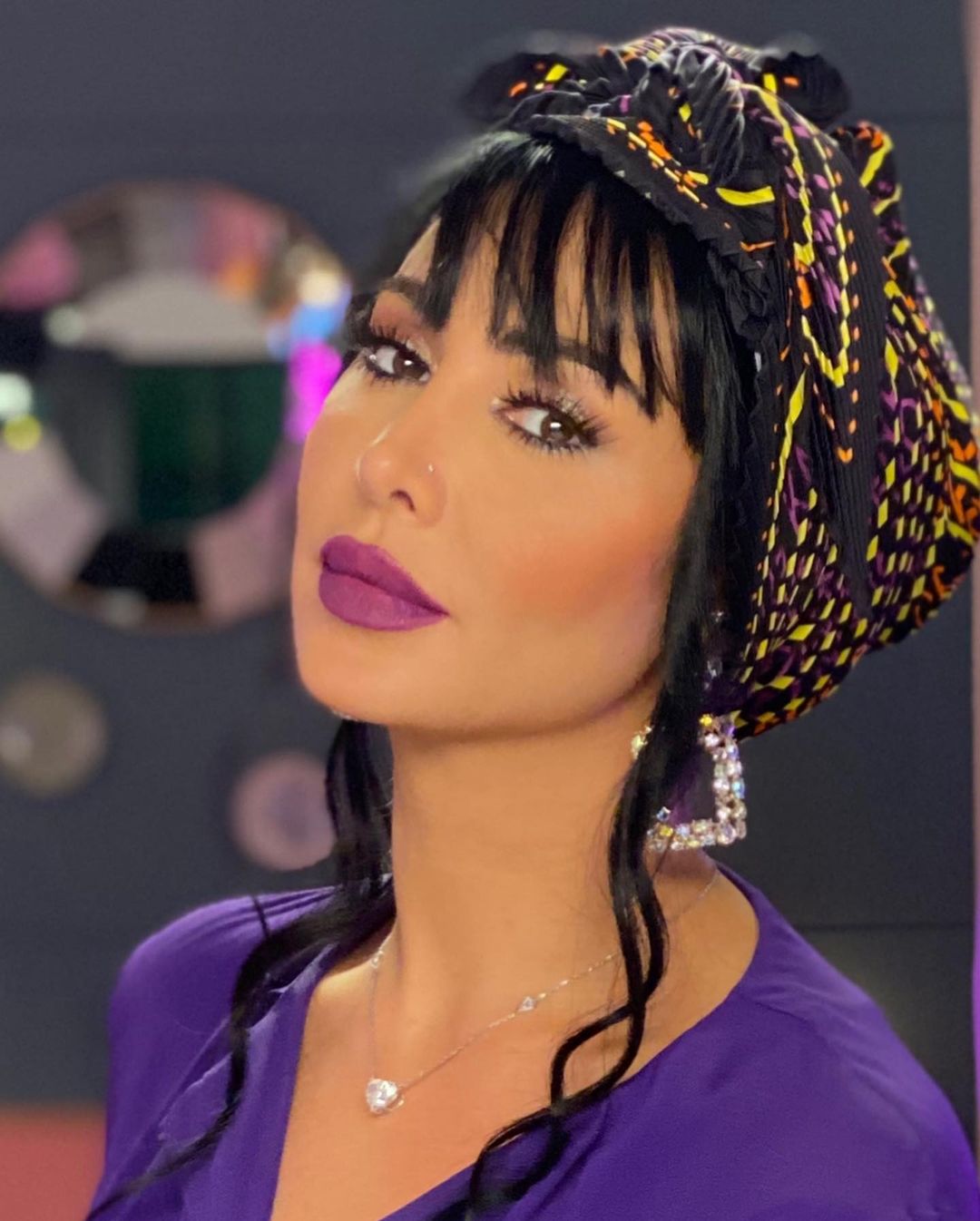 أحمر شفاه باللون البنفسجي