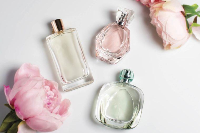 لا تضعي العطور مباشرة على المنطقة الحساسة