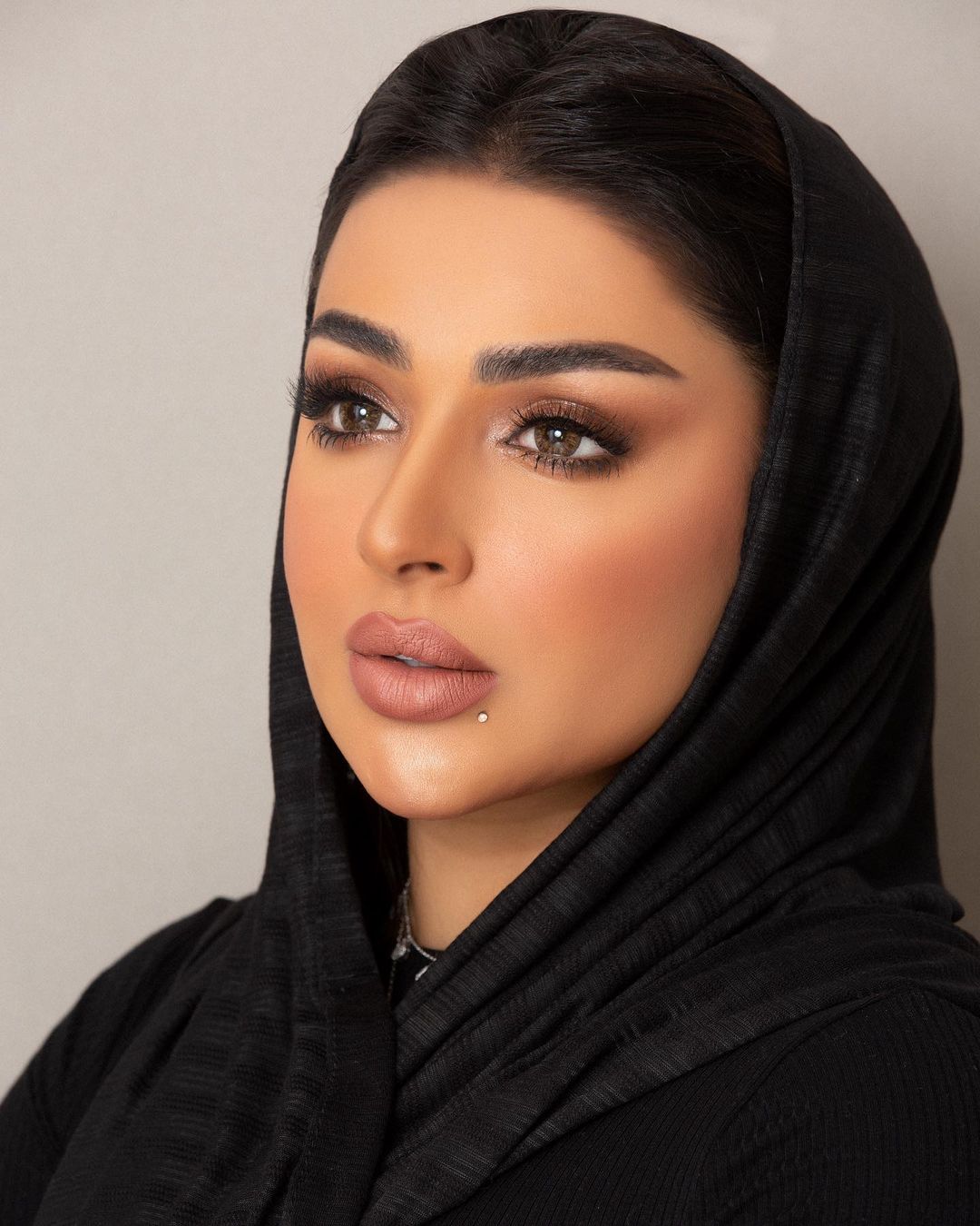مكياج عيون بألوان داكنة