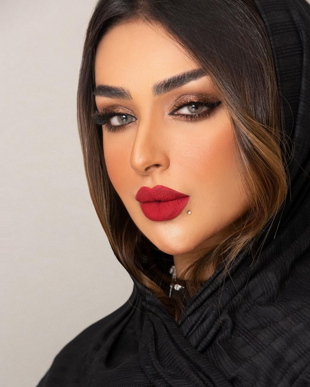 مكياج عيون برونزي لامع