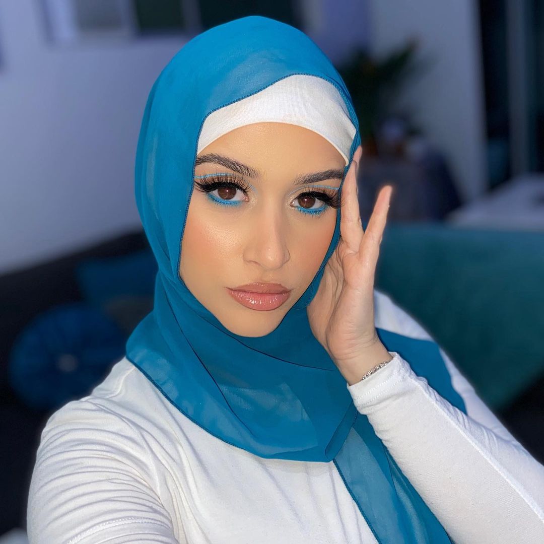 مكياج عيون غرافيكي أزرق
