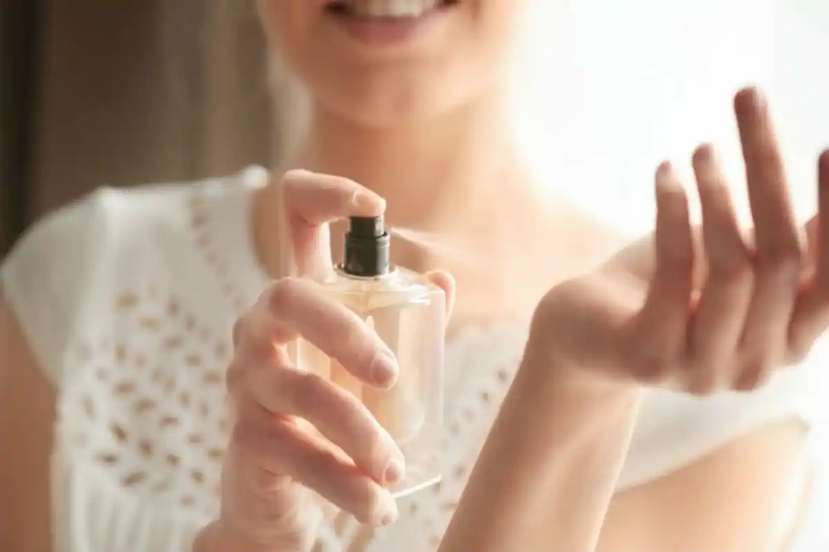 رش العطر على أماكن النبض في الجسم