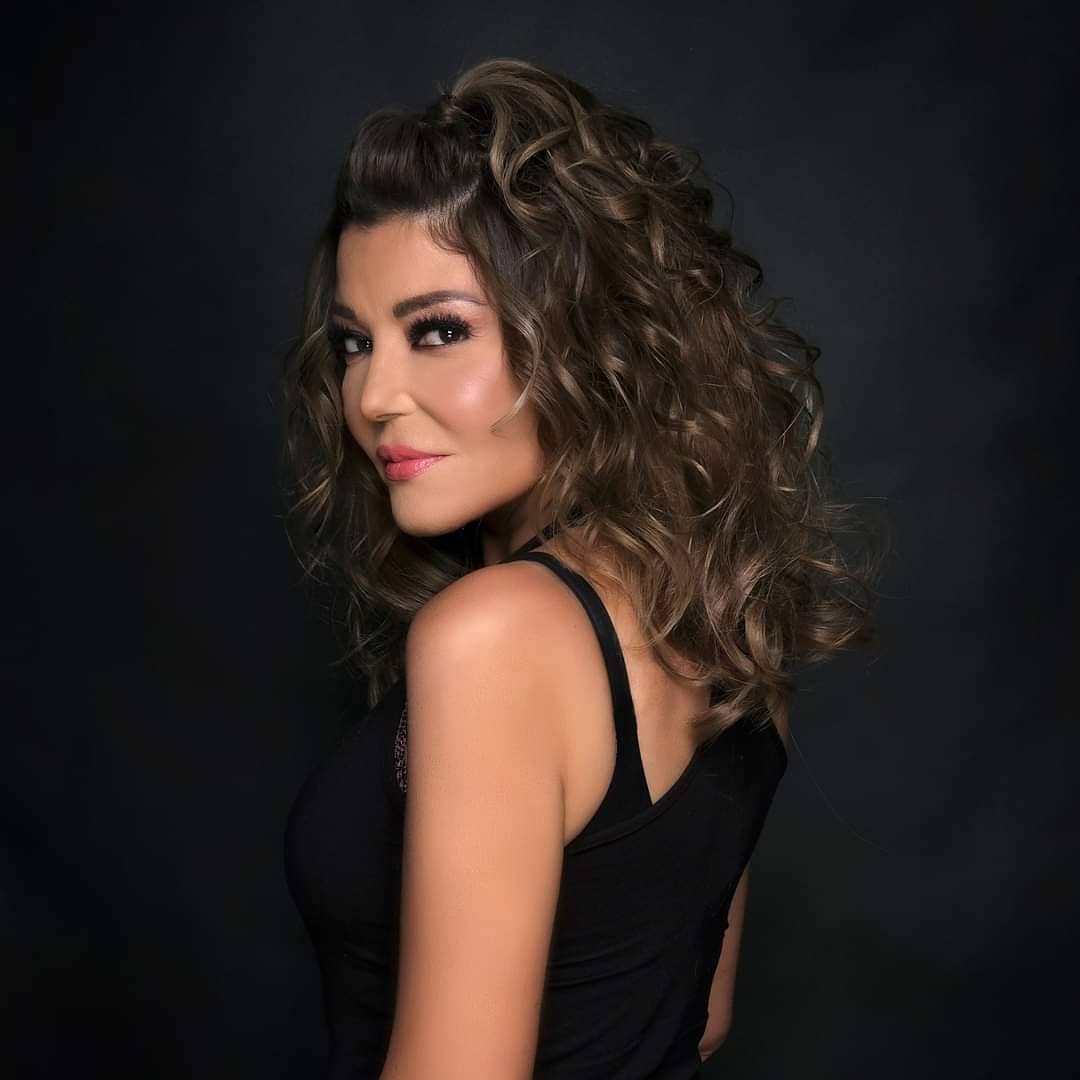 تسريحة الكيرلي مع الغرة المسحوبة