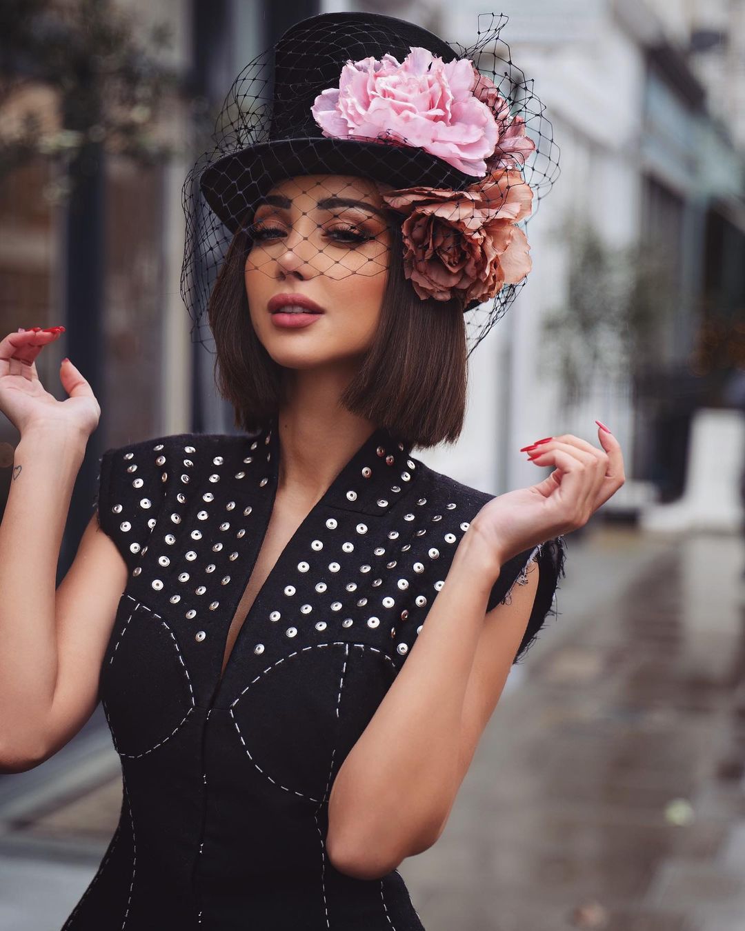 تسريحة الشعر المستقيم المزينة بالقبعة