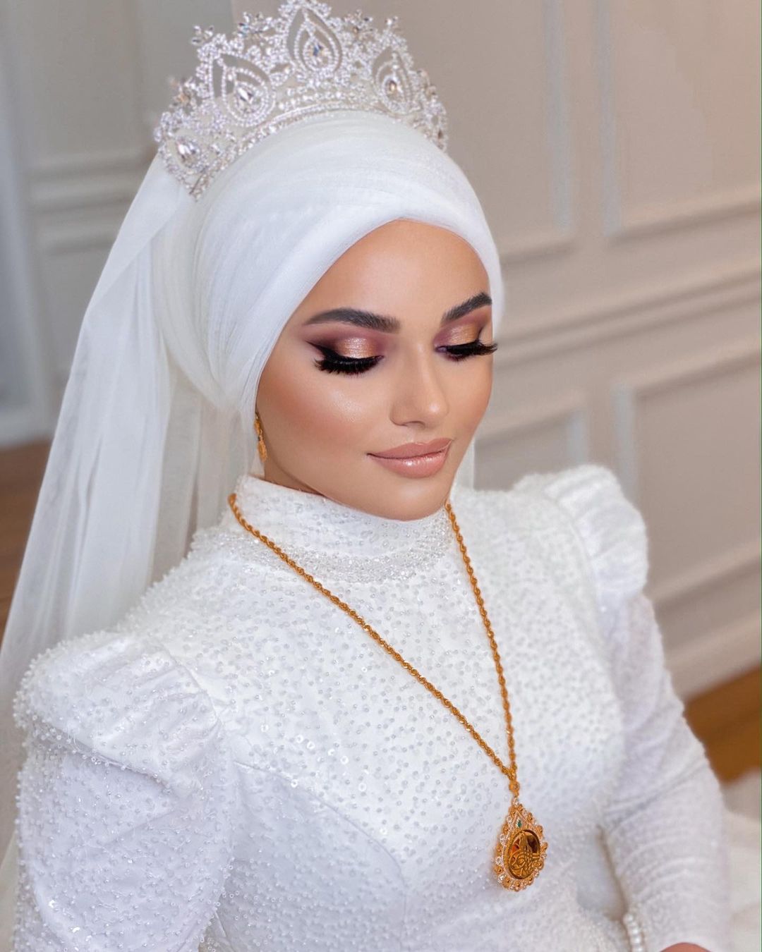 القلادات المناسبة للياقة العالية