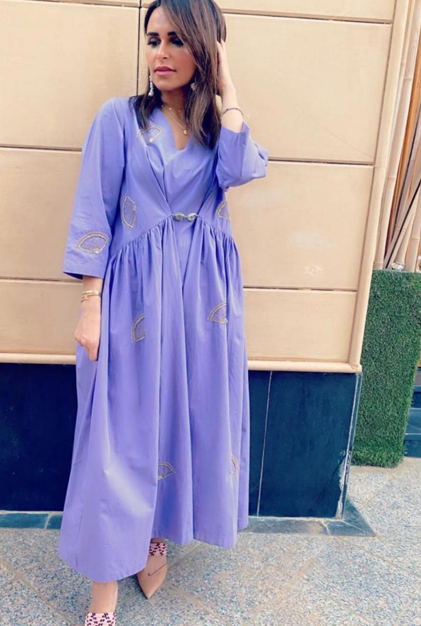 إطلالة هلا الحارثي بجلابية بنفسجية لمظهر أنثوي