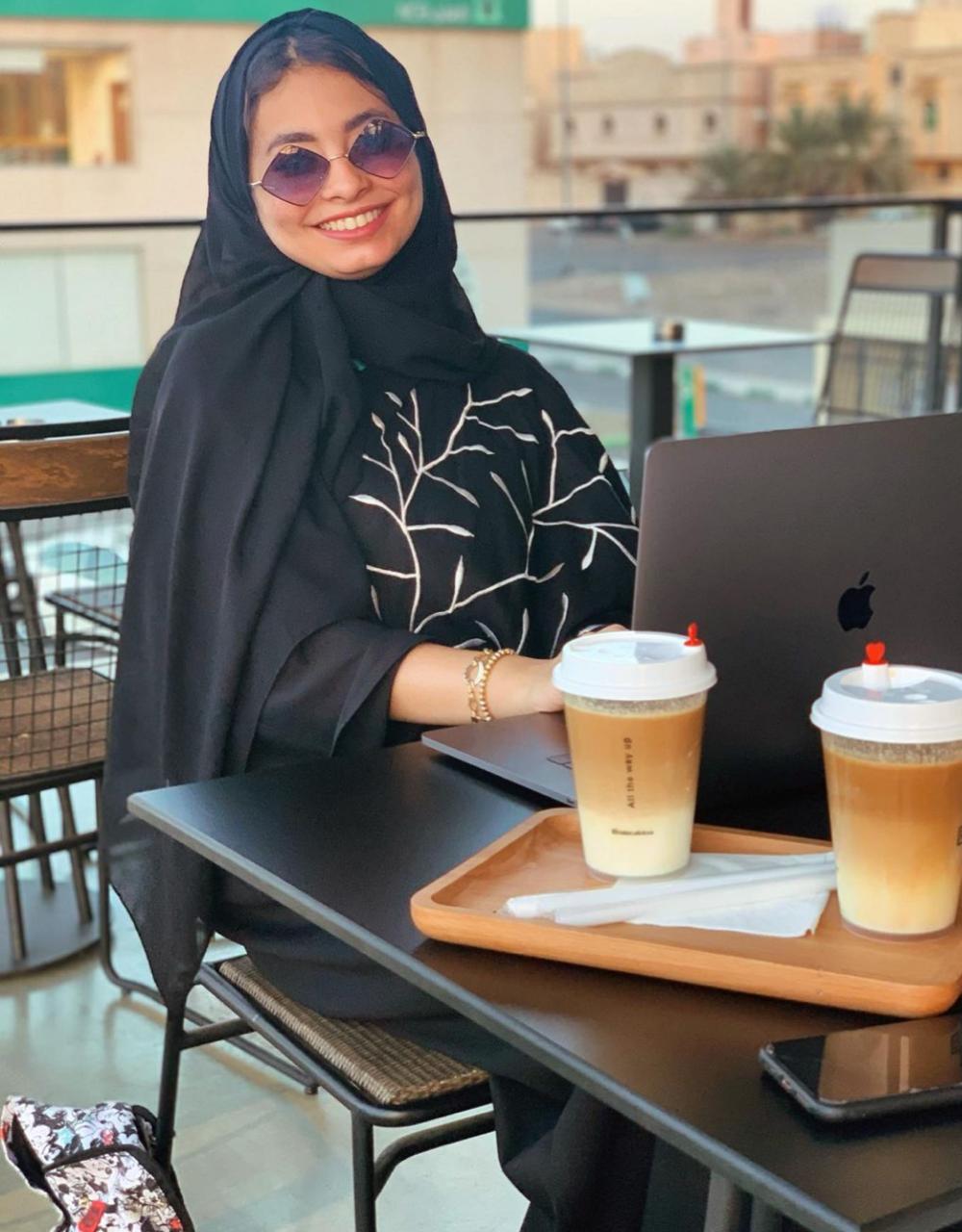 العبايات الداكنة من منى شيخ