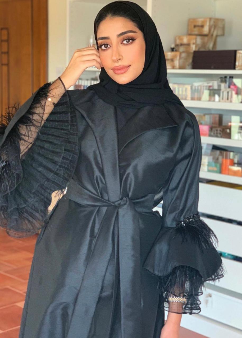 خيارات العبايات باللون الأسود