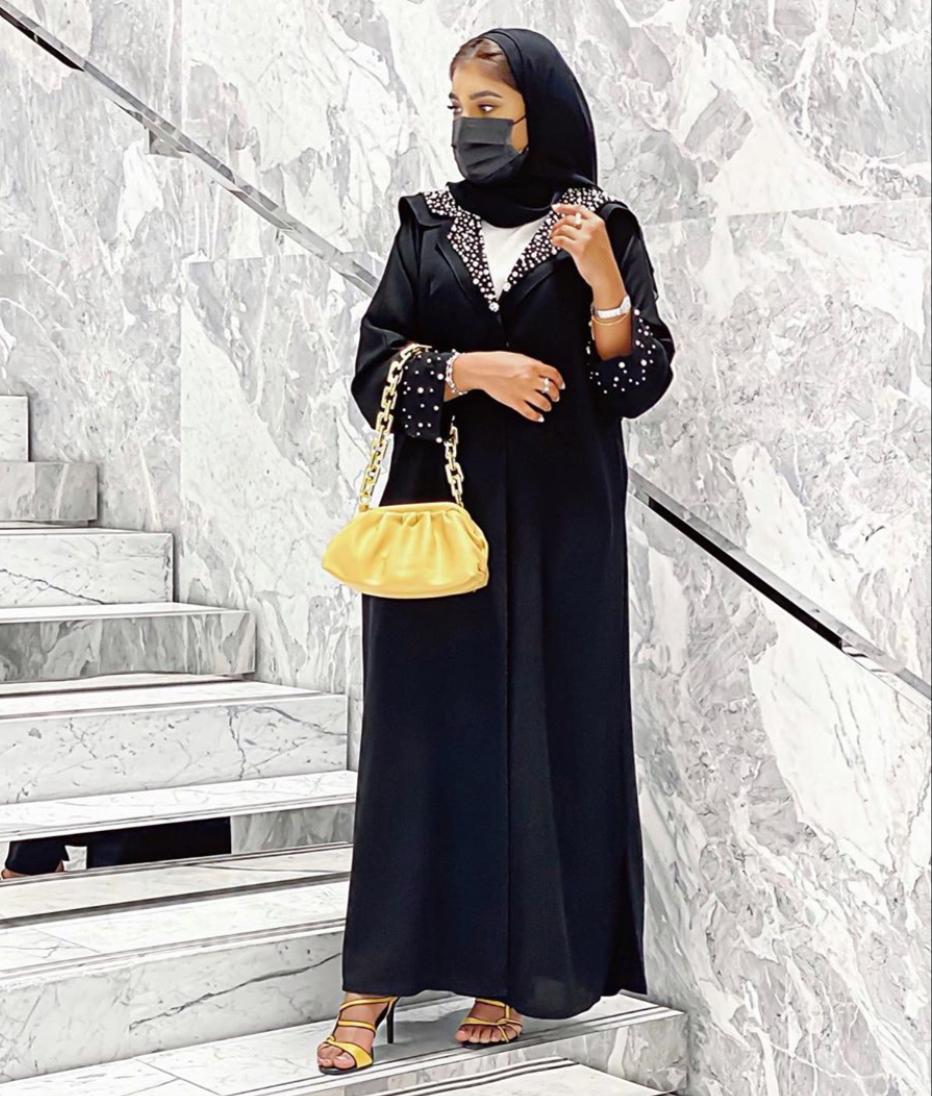 العباية السوداء مع الأكسسوارات ذات الألوان القوية