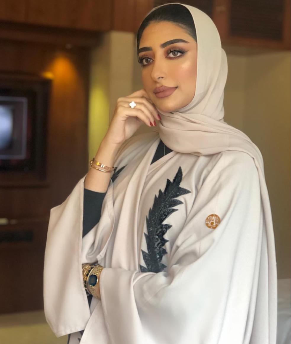موديلات عبايات بألوان حيادية