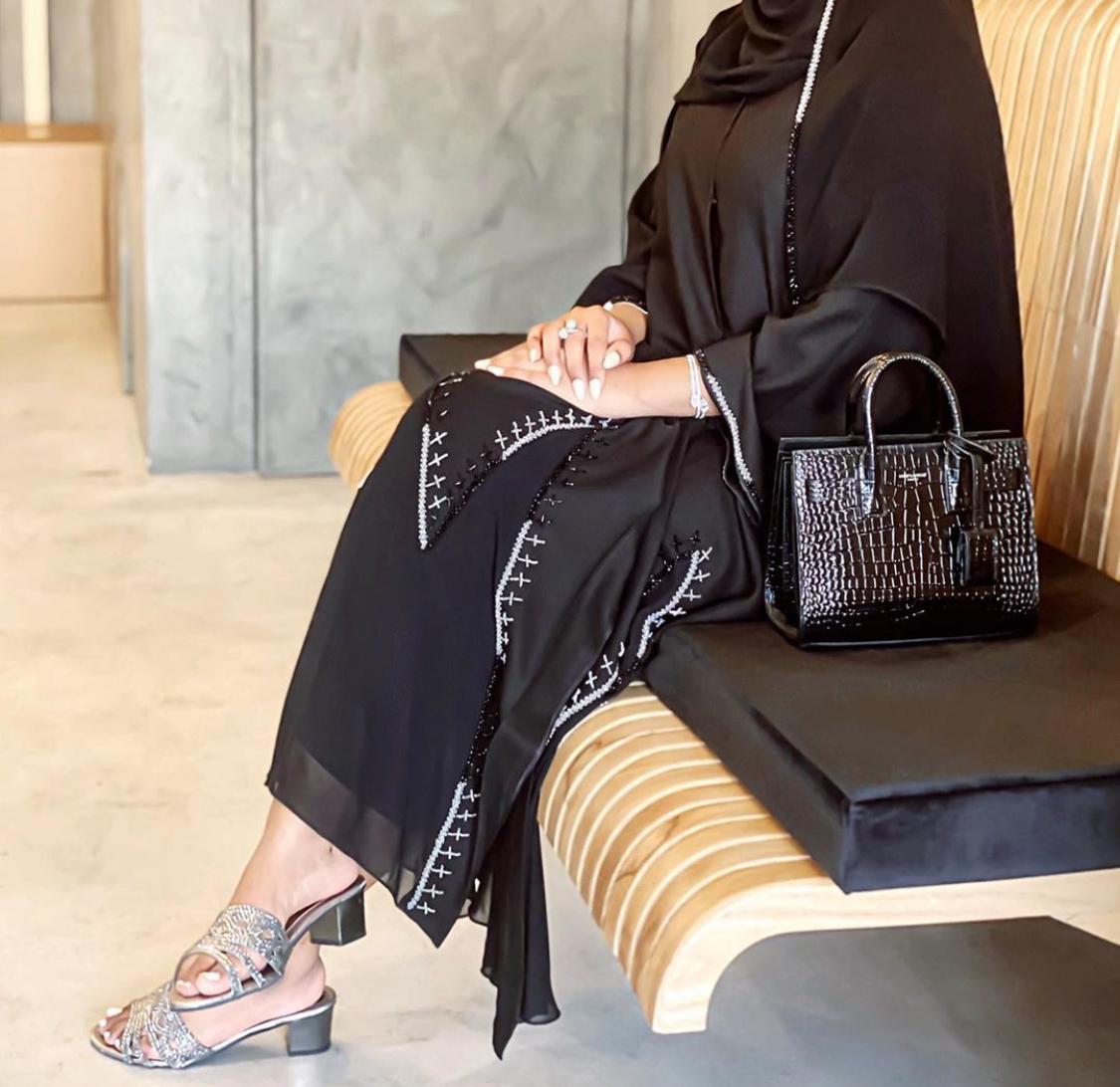كيفية تنسيق العبايات السوداء المطرزة
