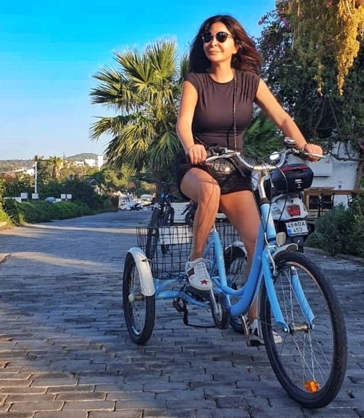 إليسا بإطلالة رياضية جريئة