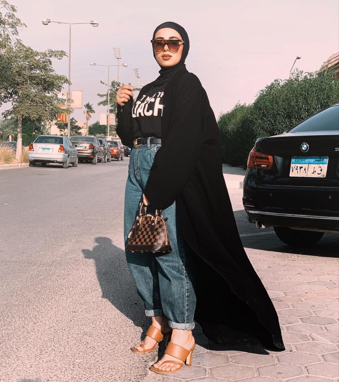 إطلالات العبايات السوداء مع الأزياء الكاجوال