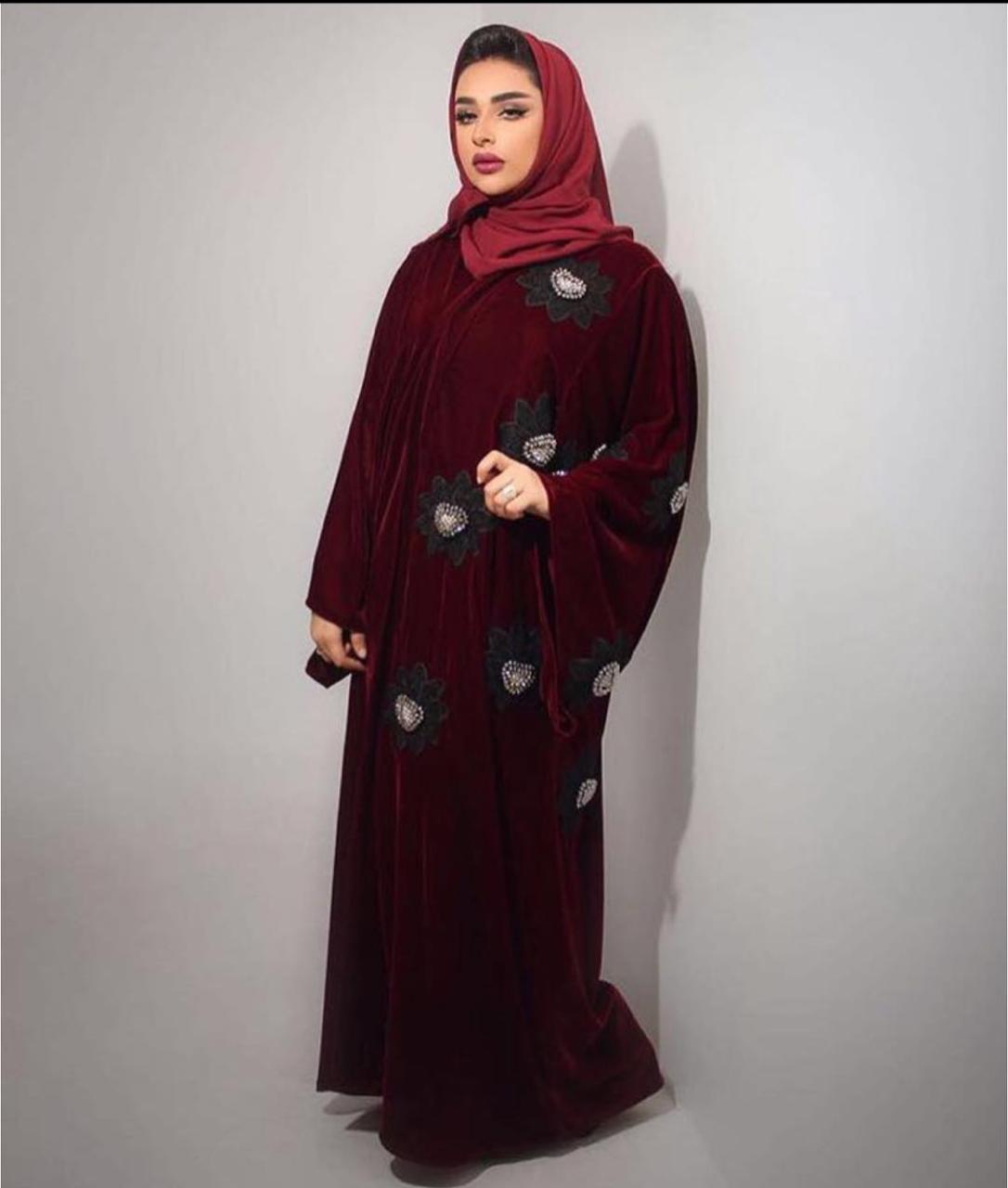 إطلالات العبايات بالألوان الداكنة للشتاء
