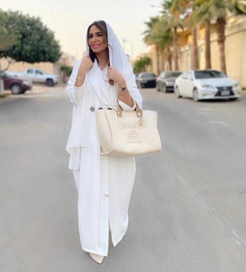 خيارات العبايات البيضاء بأسلوب هلا الحارثي