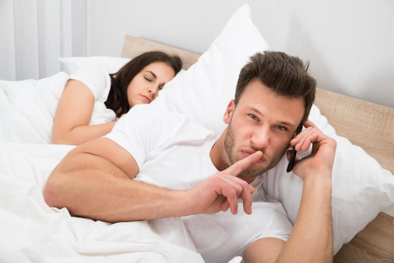 من علامات الخيانة إخفاء الزوج موبايله