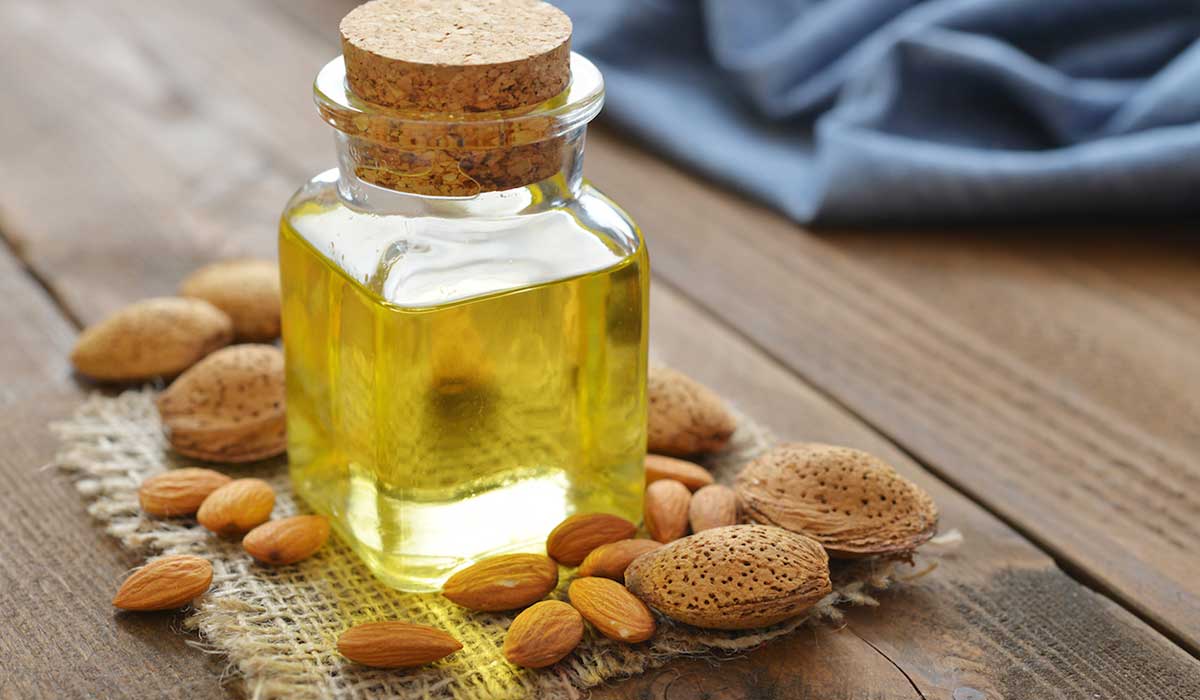زيت اللوز والزبادي