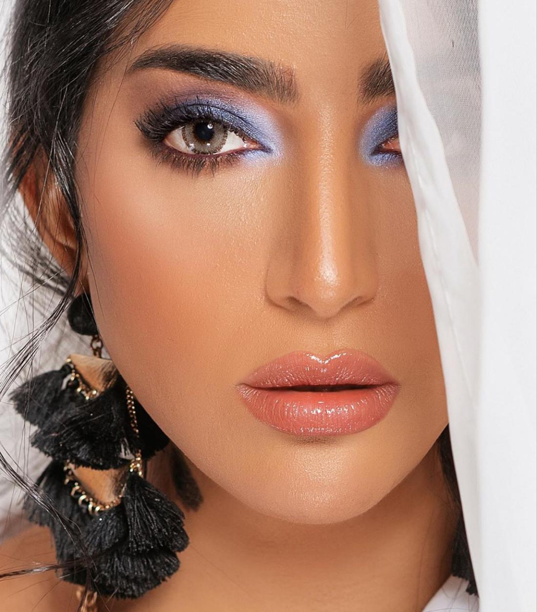 بثينة الرئيسي بمكياج الجليتر الملون