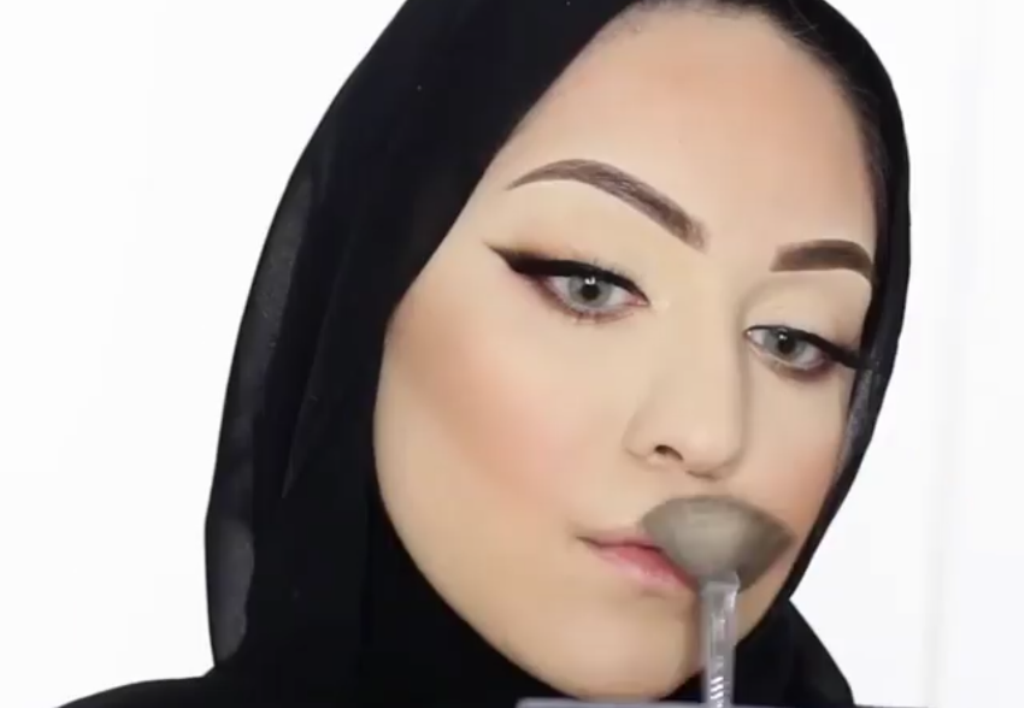 مكياج خفيف ولامع