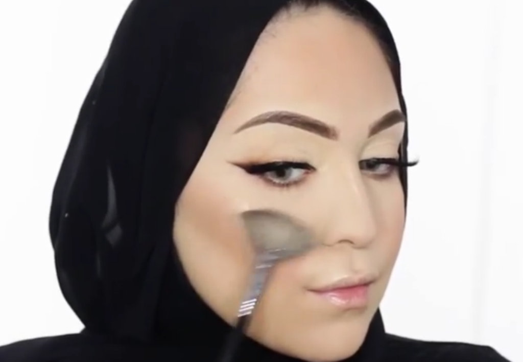مكياج خفيف ولامع