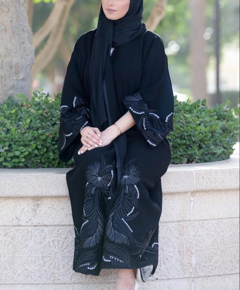 عبايات لذوات جسم الساعة الرملية