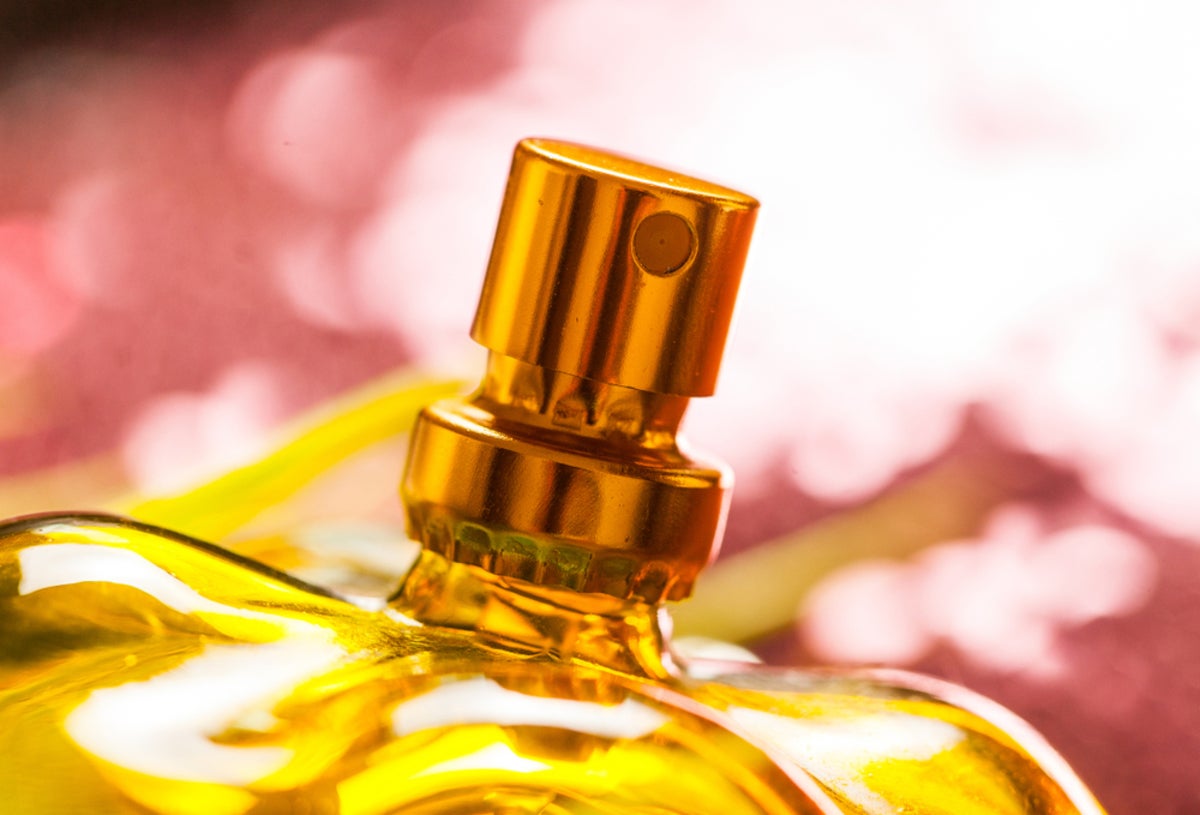 العطر لتحسين العلاقة بالشريك